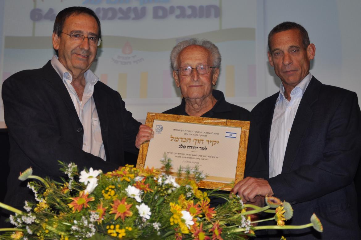 מר יהודה פלג, מעין צבי